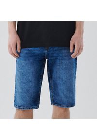 Cropp - Jeansowe szorty regular - Niebieski. Kolor: niebieski. Materiał: jeans