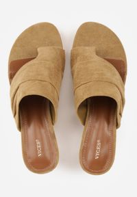 Born2be - Ciemnobeżowe Klapki Japonki VICES na Kaczuszce z Paskiem na Palec i Marszczeniem Orylle. Okazja: na co dzień, na spacer. Kolor: beżowy. Materiał: satyna. Sezon: lato. Obcas: na szpilce. Styl: casual, klasyczny, elegancki #4