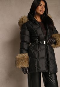 Renee - Czarna Kurtka z Pikowanymi Przeszyciami Kapturem i Futrzanymi Wstawkami Olerrea. Okazja: na co dzień, na spacer. Kolor: czarny. Materiał: futro. Sezon: zima. Styl: casual #4