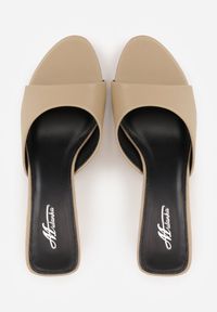 Renee - Ciemnobeżowe Klapki Peep Toe na Obcasie Kaczuszka Calinetta. Nosek buta: otwarty. Kolor: beżowy. Materiał: koronka. Obcas: na obcasie. Styl: klasyczny. Wysokość obcasa: średni #7