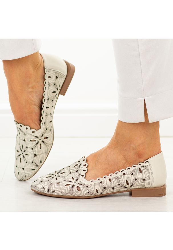 Beżowe skórzane ażurowe półbuty damskie Filippo Dp7709/26. Okazja: na co dzień. Nosek buta: okrągły. Kolor: beżowy. Szerokość cholewki: normalna. Wzór: ażurowy. Materiał: skóra. Sezon: wiosna, lato. Obcas: na płaskiej podeszwie. Styl: elegancki, klasyczny, casual