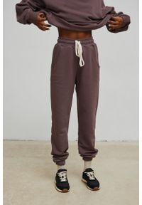 Marsala - Spodnie dresowe typu jogger w kolorze BROWNIE CAKE - DRIPS-XS. Stan: podwyższony. Materiał: dresówka. Styl: elegancki