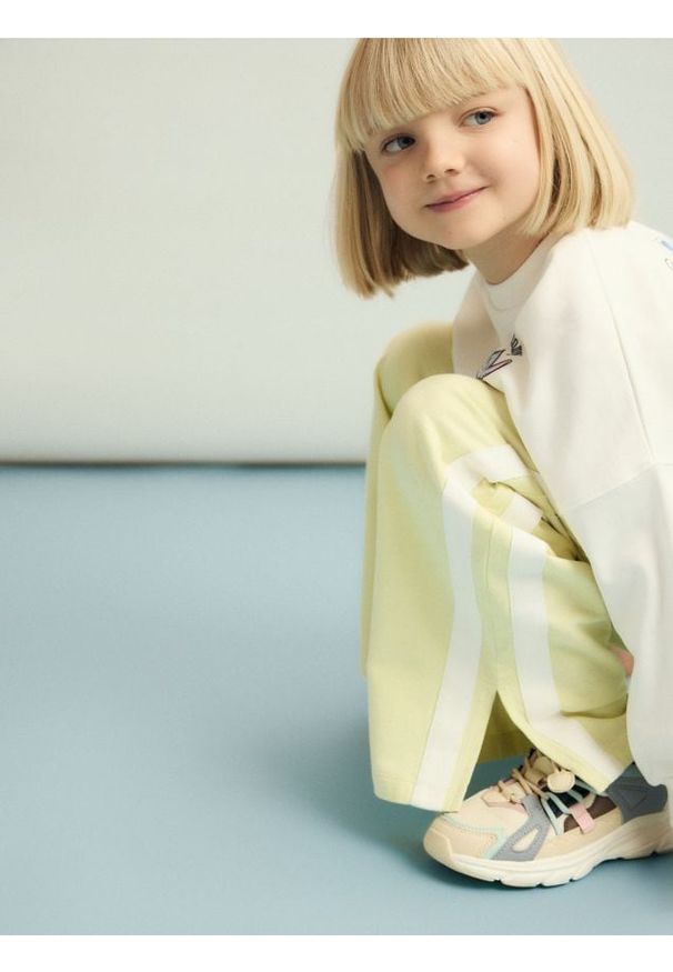 Reserved - Dresowe spodnie z lampasem - jasnożółty. Kolor: żółty. Materiał: dresówka