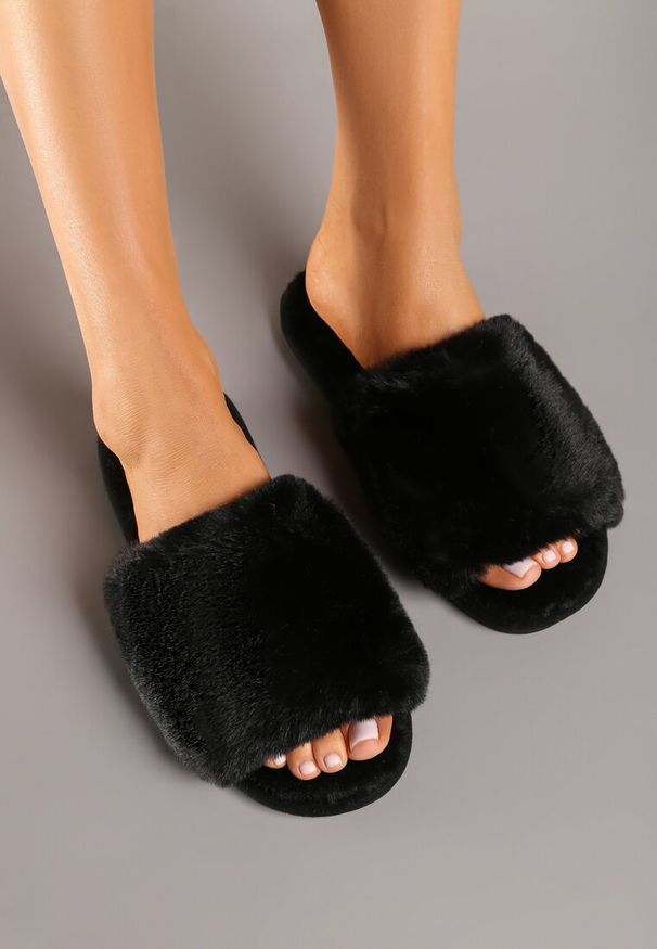 Renee - Czarne Kapcie Futrzane Vices z Szerokim Paskiem Selaenor. Okazja: do domu, na imprezę. Zapięcie: pasek. Kolor: czarny. Materiał: futro. Obcas: na obcasie. Styl: elegancki. Wysokość obcasa: niski