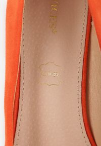 Renee - Pomarańczowe Czółenka Vices na Słupku ze Skórzaną Wkładką Ozdobione Cyrkoniami Fonamira. Okazja: na co dzień. Kolor: pomarańczowy. Materiał: skóra. Wzór: aplikacja. Obcas: na słupku. Styl: casual, klasyczny #6