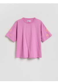 Reserved - Luźny t-shirt z nadrukiem - lawendowy. Kolor: fioletowy. Materiał: bawełna. Wzór: nadruk #1