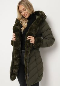 Born2be - Ciemnozielona Pikowana Kurtka Zimowa z Paskiem i Futerkowymi Obszyciami z Możliwością Odpięcia Hedirra. Okazja: na co dzień. Kolor: zielony. Materiał: jeans. Sezon: zima. Styl: casual, elegancki #1