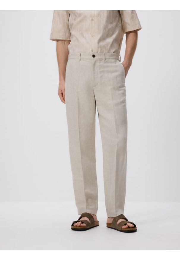 Reserved - Spodnie chino regular z lnem - beżowy. Kolor: beżowy. Materiał: len