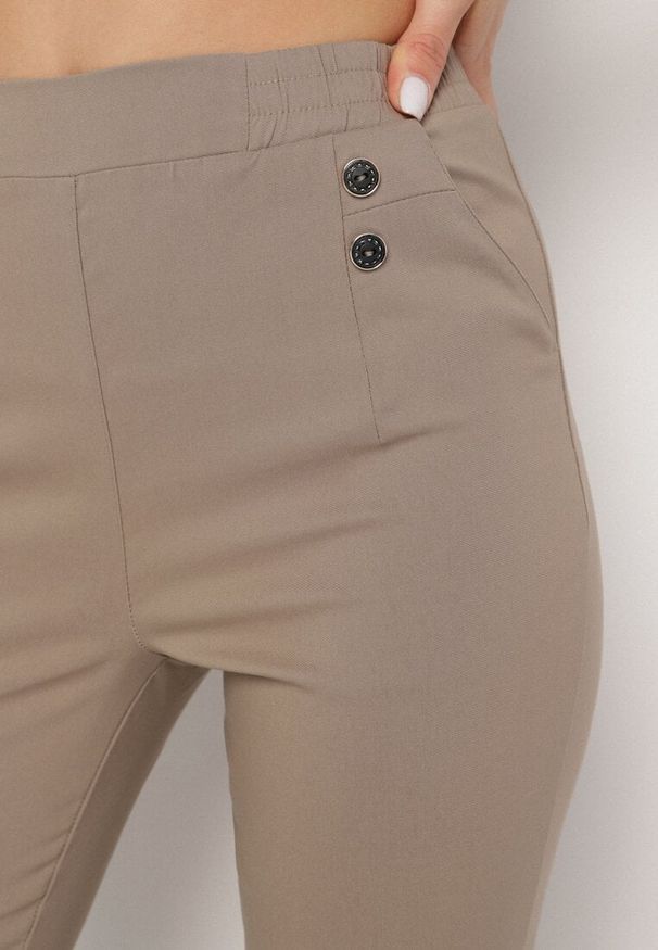 Born2be - Ciemnobeżowe Spodnie z Wiskozą i Wysokim Stanem Ozdobione Guzikami Noviselle. Okazja: na co dzień. Stan: podwyższony. Kolor: beżowy. Materiał: wiskoza. Wzór: aplikacja. Styl: klasyczny, casual