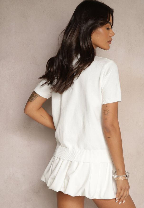 Renee - Biały T-shirt z Cyrkoniami Perełkami i Naszywkami Silvivia. Okazja: na co dzień. Kolor: biały. Materiał: jeans. Wzór: aplikacja. Styl: sportowy, casual