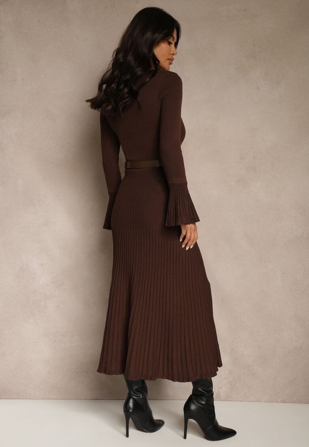 Renee - Brązowa Sweterkowa Sukienka Longsleeve z Wiskozą z Paskiem z Klamerką Muszelką Retine. Okazja: na imprezę. Kolor: brązowy. Materiał: wiskoza. Długość rękawa: długi rękaw. Styl: elegancki