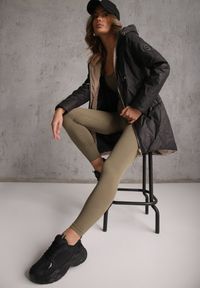 Renee - Czarna Długa Kurtka Parka Pikowana z Kapturem Ozdobiona Aplikacją Rossea. Okazja: na co dzień. Typ kołnierza: kaptur. Kolor: czarny. Materiał: poliester, jeans. Długość: długie. Wzór: aplikacja. Styl: casual, street #2