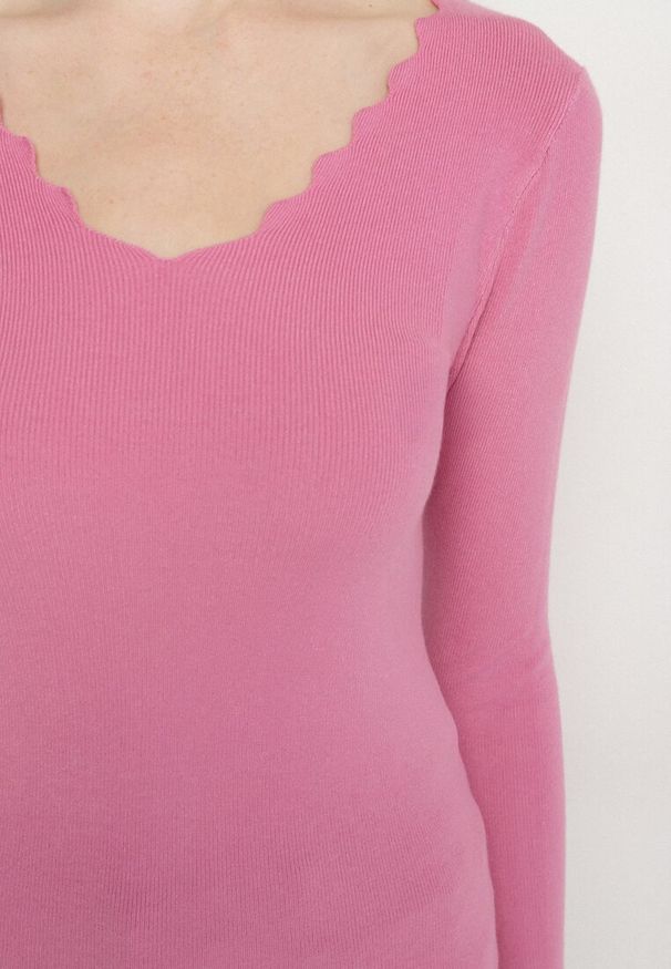 Born2be - Różowy Dopasowany Sweter z Nieregularnym Dekoltem w Serek Fenarela. Okazja: do pracy, na co dzień, na spotkanie biznesowe. Typ kołnierza: dekolt w serek. Kolor: różowy. Materiał: jeans. Styl: casual, biznesowy