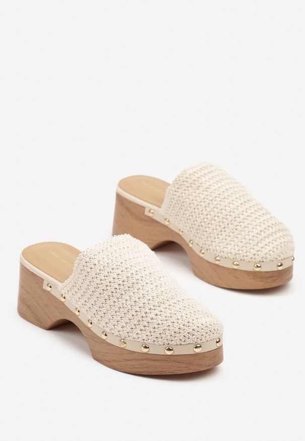 Born2be - Beżowe Klapki na Grubej Podeszwie w Stylu Chodaków Morialda. Okazja: na co dzień. Nosek buta: okrągły. Kolor: beżowy. Materiał: jeans. Wzór: aplikacja. Obcas: na obcasie. Styl: elegancki, casual. Wysokość obcasa: średni
