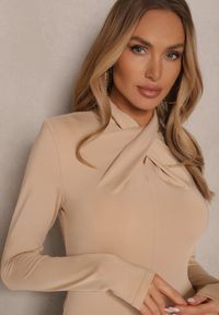 Renee - Beżowa Bluzka z Marszczeniem Przy Zabudowanym Dekolcie Nivana. Okazja: na co dzień. Kolor: beżowy. Materiał: jeans, wiskoza. Styl: klasyczny, elegancki, casual #4