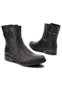 Czarne Botki Rieker Modne Obuwie Damskie. Okazja: na co dzień. Zapięcie: klamry. Kolor: czarny. Materiał: skóra, futro, syntetyk. Sezon: zima. Obcas: na obcasie. Styl: klasyczny, casual, elegancki. Wysokość obcasa: średni #8