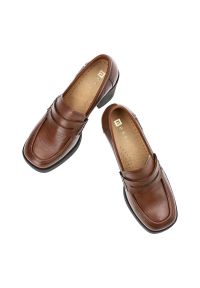 Brązowe Półbuty Nessi Gustowne Buty Na Obcasie. Okazja: na co dzień. Kolor: brązowy. Materiał: skóra. Obcas: na obcasie. Styl: elegancki. Wysokość obcasa: średni #6
