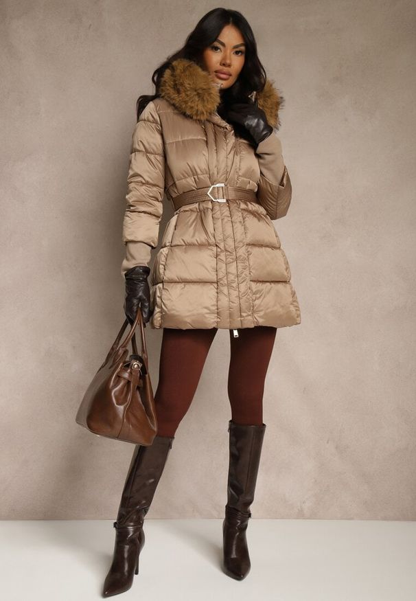 Renee - Ciemnobeżowa Pikowana Kurtka z Paskiem i Kapturem z Futerkiem Lilittia. Kolor: beżowy. Materiał: futro. Sezon: zima. Styl: elegancki