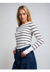 Sinsay - Prążkowany sweter w paski - wielobarwny. Materiał: prążkowany. Wzór: paski