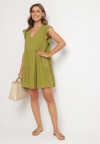 Born2be - Zielona Rozkloszowana Sukienka z Bawełny Ozdobiona Falbankami Natiriane. Okazja: na co dzień. Typ kołnierza: kołnierz z falbankami. Kolor: zielony. Materiał: bawełna. Wzór: aplikacja. Sezon: wiosna, lato. Styl: elegancki, casual #3