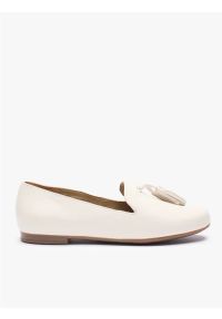Ryłko - Kremowe mokasyny z chwostem. Okazja: na co dzień. Nosek buta: okrągły. Zapięcie: bez zapięcia. Kolor: beżowy. Materiał: skóra. Szerokość cholewki: normalna. Wzór: aplikacja. Styl: casual, street, klasyczny #1