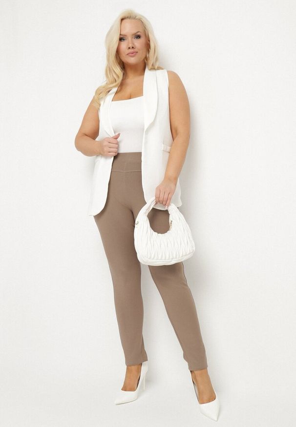 Born2be - Ciemnobeżowe Spodnie z Gumką w Pasie z Cyrkoniami Slim Ellivna. Okazja: na co dzień. Kolekcja: plus size. Kolor: beżowy. Styl: klasyczny, elegancki, casual