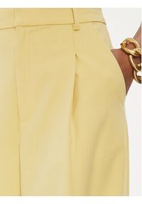 GESTUZ - Gestuz Spodnie materiałowe Paula 10906861 Żółty Relaxed Fit. Kolor: żółty. Materiał: wiskoza