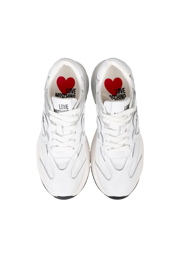 Love Moschino Sneakersy | JA15326G1MIQF | Kobieta | Biały. Okazja: na co dzień, na spacer. Kolor: biały. Materiał: jeans, tkanina, skóra, materiał. Sport: turystyka piesza