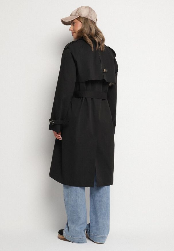 Born2be - Czarny Płaszcz Dwurzędowy Trencz Ozdobiony Paskiem i Pagonami Malwissa. Okazja: na co dzień. Kolor: czarny. Materiał: jeans. Wzór: aplikacja. Sezon: wiosna, jesień. Styl: casual, elegancki