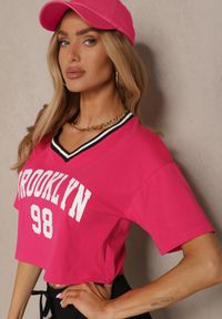 Renee - Fuksjowy T-shirt z Bawełny Ozdobiony Napisem Lireline. Okazja: na co dzień. Kolor: różowy. Materiał: bawełna. Wzór: napisy, aplikacja. Styl: klasyczny, elegancki, casual #4
