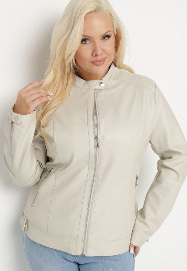 Born2be - Jasnobeżowa Kurtka Ramoneska Bez Kołnierzyka z Suwakami na Rękawach Rilinne. Okazja: na co dzień, na spacer. Typ kołnierza: bez kołnierzyka. Kolekcja: plus size. Kolor: beżowy. Sezon: wiosna. Styl: elegancki, casual