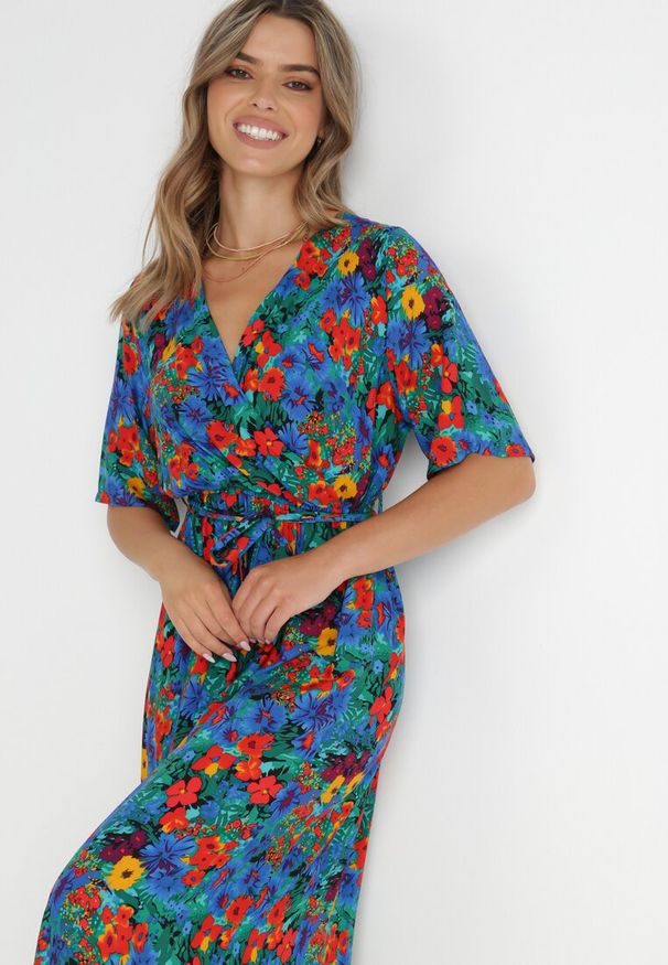 Born2be - Niebiesko-Zielona Sukienka z Wiskozy Cliera. Okazja: na imprezę. Kolor: niebieski. Materiał: wiskoza. Wzór: aplikacja, kolorowy, kwiaty. Sezon: lato. Typ sukienki: kopertowe. Styl: elegancki, retro. Długość: maxi