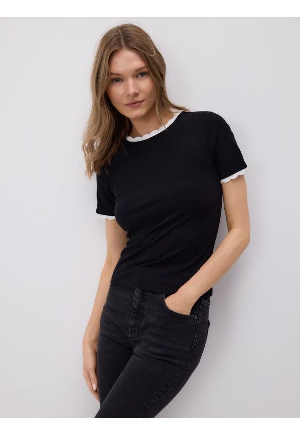 Reserved - T-shirt z ozdobną lamówką - czarny. Kolor: czarny. Materiał: dzianina, wiskoza