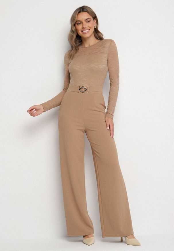 Born2be - Beżowy Koronkowy Kombinezon z Wiskozą z Szerokimi Nogawkami Ninarena. Okazja: na co dzień. Kolor: beżowy. Materiał: wiskoza, koronka. Długość rękawa: długi rękaw. Długość: długie. Styl: casual, elegancki