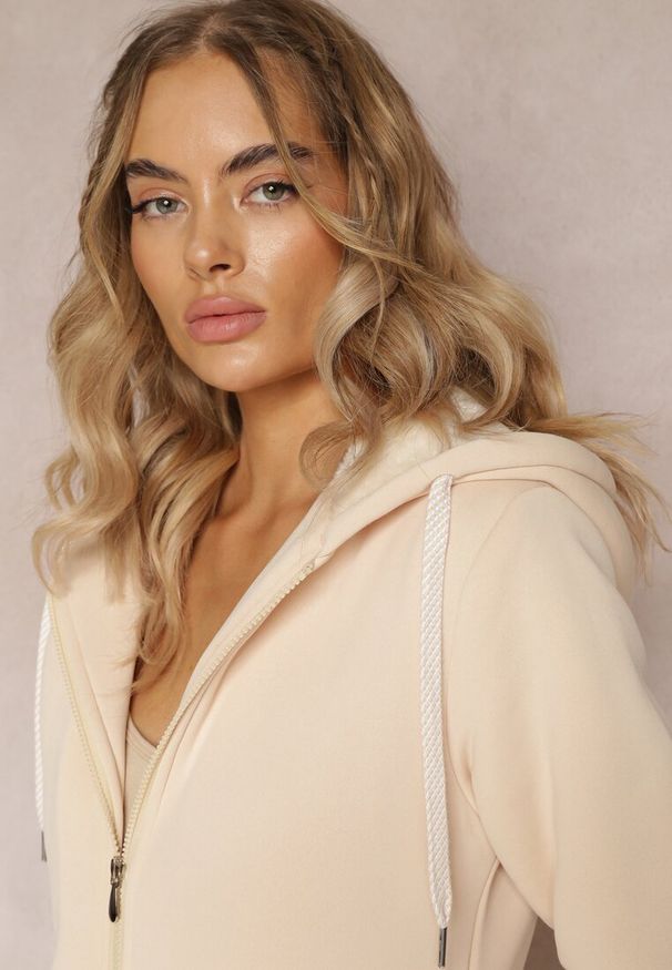 Renee - Jasnobeżowa Bluza ze Sztucznym Futerkiem i Kapturem oraz Kieszeniami Creactia. Kolor: beżowy. Materiał: futro