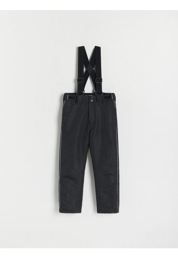 Reserved - Ocieplane spodnie z szelkami - czarny. Kolor: czarny. Materiał: tkanina