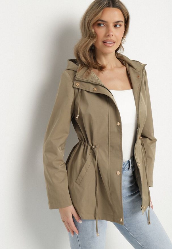 Born2be - Ciemnozielona Kurtka Parka ze Ściągaczem w Talii i Odpinanym Kapturem Elanoreta. Okazja: na co dzień. Kolor: zielony. Materiał: jeans. Styl: elegancki, casual