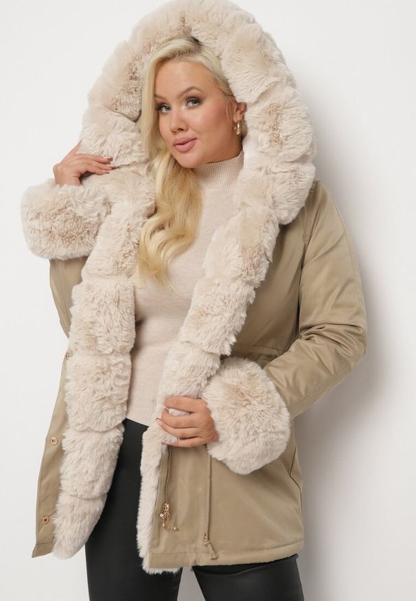 Born2be - Beżowa Kurtka Parka z Kapturem i Odpinanymi Futerkowymi Wstawkami Ściągana w Pasie Savanella. Okazja: na co dzień. Typ kołnierza: kaptur. Kolekcja: plus size. Kolor: beżowy. Materiał: jeans, dzianina. Styl: klasyczny, casual