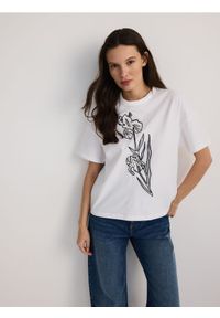 Reserved - Bawełniany T-shirt z haftem - biały. Kolor: biały. Materiał: bawełna. Wzór: haft #1