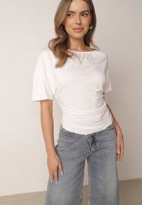 Born2be - Biała Wiskozowa Bluzka Nietoperzowa na Jedno Ramię z Marszczeniem w Talii Bolea. Okazja: do pracy, na co dzień, na spotkanie biznesowe. Kolor: biały. Materiał: wiskoza. Długość: długie. Styl: elegancki, biznesowy, klasyczny, casual #3