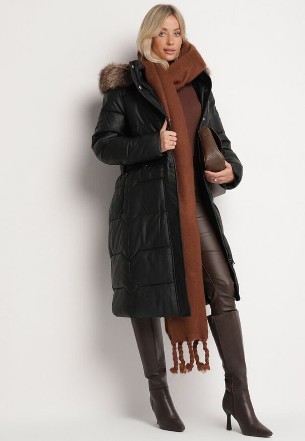 Born2be - Czarno-Brązowa Pikowana Kurtka z Odpinanym Kapturem z Futerkiem Innalisse. Okazja: do pracy, na co dzień, na spotkanie biznesowe. Kolor: czarny. Materiał: futro. Długość rękawa: długi rękaw. Długość: długie. Styl: casual, elegancki, biznesowy