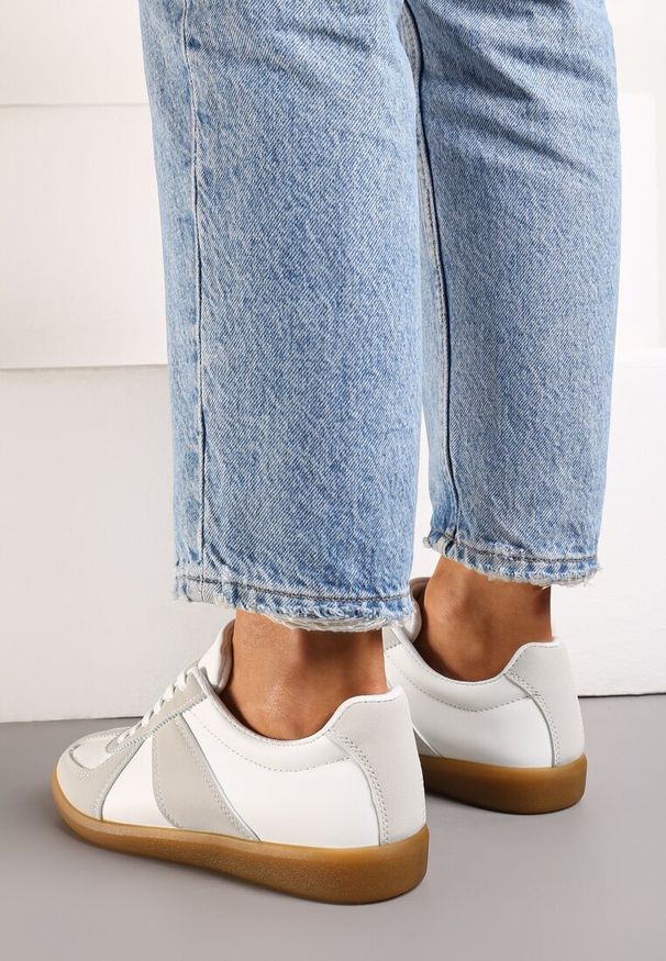 Renee - Szaro-Białe Sneakersy Tenisówki z Ozdobnymi Przeszyciami Sumina. Nosek buta: okrągły. Kolor: biały. Materiał: materiał. Obcas: na obcasie. Wysokość obcasa: niski