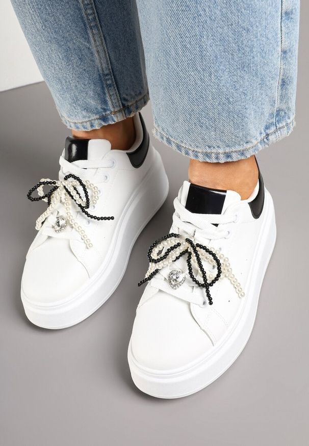 Renee - Biało-Czarne Sneakersy na Platformie z Perełkami Przy Sznurowadłach Ulianori. Okazja: na co dzień. Kolor: biały. Materiał: jeans. Wzór: aplikacja. Sezon: jesień, wiosna. Obcas: na platformie