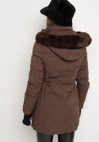 Born2be - Brązowa Kurtka Płaszcz z Pikowaniem i Futrzanym Kapturem Navimesa. Kolor: brązowy. Materiał: futro #5