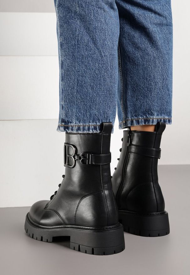 Renee - Czarne Botki Typu Workery Zdobione Aplikacją przy Cholewce Nalarelle. Okazja: na co dzień. Kolor: czarny. Materiał: dzianina, skóra, jeans. Szerokość cholewki: normalna. Wzór: aplikacja. Styl: elegancki, casual