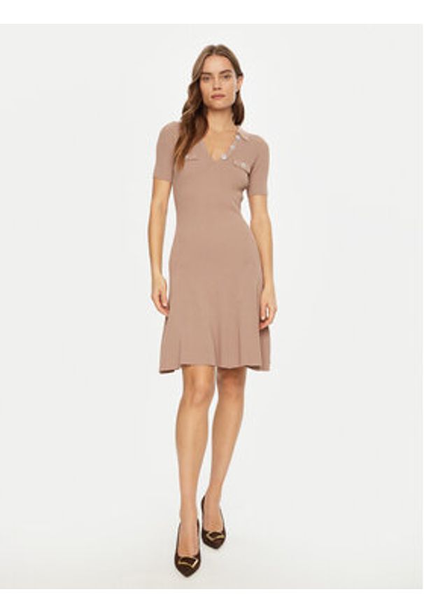 Guess Sukienka dzianinowa W5RK18 Z2U00 Beżowy Regular Fit. Kolor: beżowy. Materiał: syntetyk