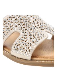 Klapki damskie Filippo, na płaskim obcasie materiałowe bogato zdobione, beżowe, DK6973-25-BE. Okazja: na co dzień. Kolor: beżowy. Materiał: materiał. Wzór: aplikacja. Sezon: lato. Obcas: na obcasie. Styl: wakacyjny, glamour, casual, elegancki. Wysokość obcasa: niski #5