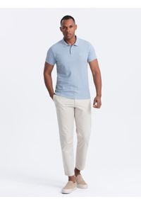 Ombre Clothing - Jednokolorowa koszulka polo męska BASIC z dzianiny pique - niebieski denim V17. Okazja: na co dzień. Typ kołnierza: polo. Kolor: niebieski. Materiał: dzianina, denim. Wzór: jednolity, haft, aplikacja. Styl: sportowy, wizytowy, casual
