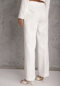 Renee - Białe Spodnie Garniturowe na Kant VICES Zdobione Zapięciem z Klamrą Azisore. Okazja: na imprezę. Kolor: biały. Materiał: skóra, jedwab. Wzór: aplikacja #8