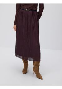Reserved - Plisowana spódnica z paskiem - ciemnofioletowy. Kolor: fioletowy. Materiał: dzianina